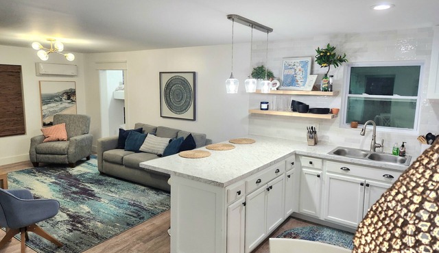 Charming cottage in Niceville. Across from the Bay. Walk to a beach on the Bay.