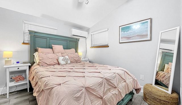 Charming cottage in old Florida Odessa lake community with AC, WiFi, kayak