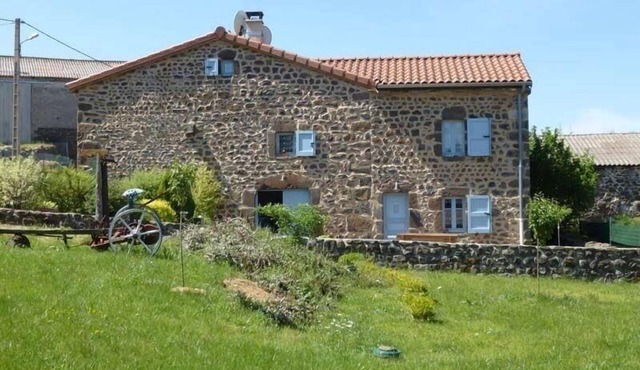 Charming Cottage in Ouides: Fireplace, Garden, Hiking Nearby