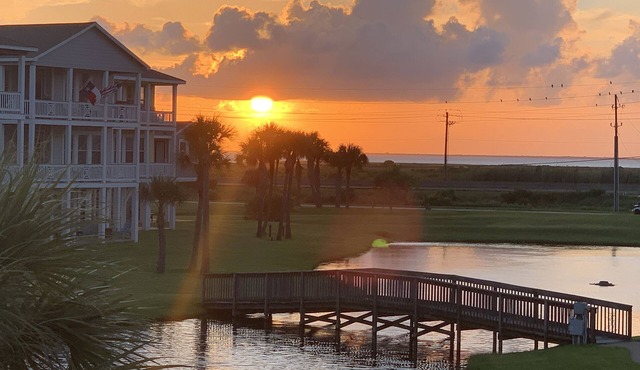 Charming cottage in Pointe West Resort & walking distance from private beach!