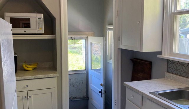 Charming cottage in pleasant Billings with AC, WiFi