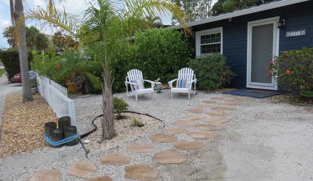 Charming cottage in quiet area, close to beach & bay.