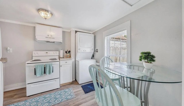 Charming cottage in Roanoke with AC, WiFi