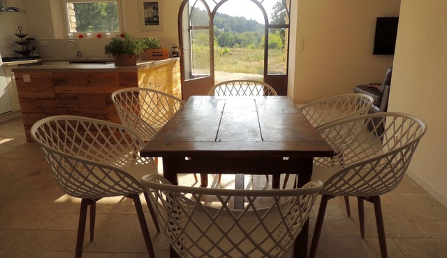 Charming cottage in stone farmhouse in the heart of the vineyards in the Luberon