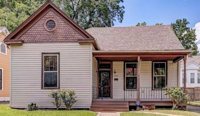 Charming cottage in the heart of the city!
