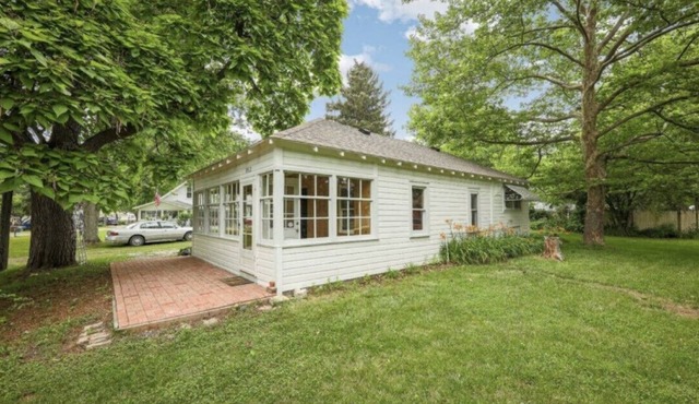 Charming Cottage in the heart of Portage Lake