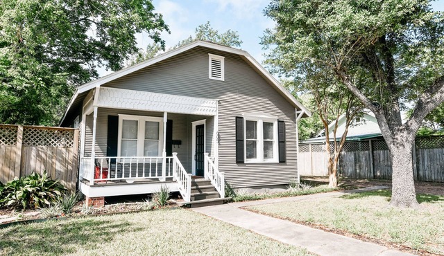 Charming cottage in the heart of historic downtown Victoria!