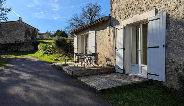 Charming cottage in Torsac with terrace, pets allowed