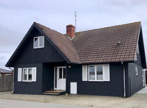 Charming Cottage In Town Near The Beach