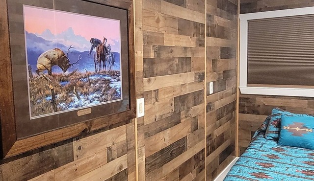 Charming cottage in serene Cottonwood with AC, WiFi.