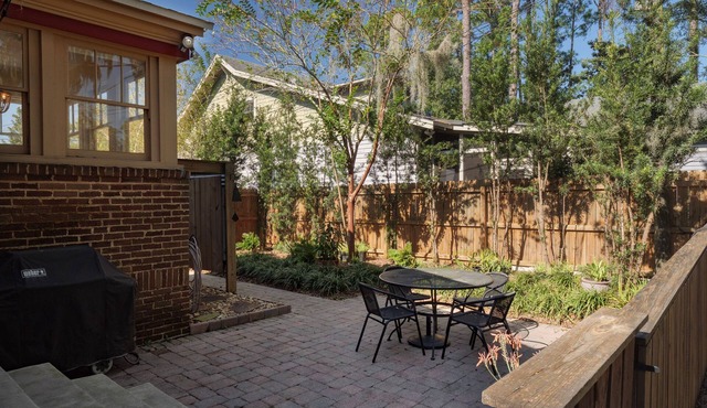 Charming Cottage in Downtown Historic Duckpond with Hot Tub & Infrared Sauna