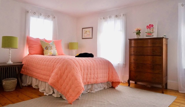 Charming cottage in Norman Rockwell's Stockbridge with two decks!