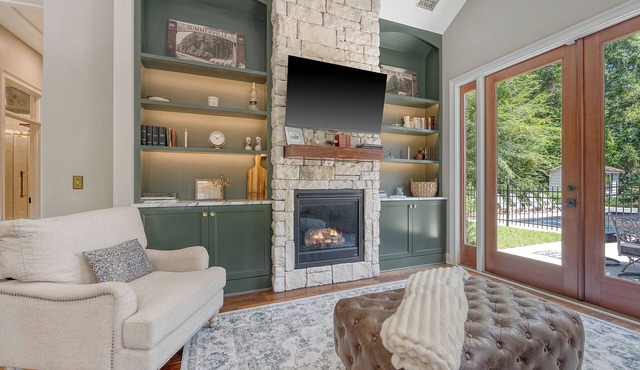 Charming cottage in historic Summerville 1 king, 1 set bunk beds, heated pool