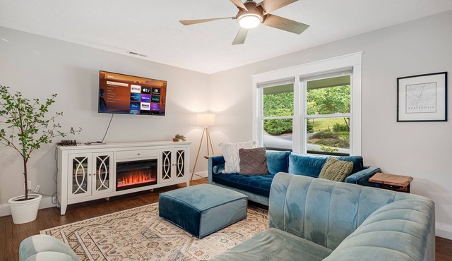Charming Cottage in the Heart of Weaverville – Walk to Downtown!