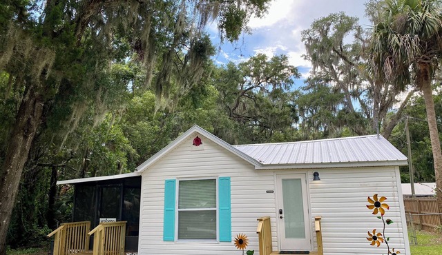 Charming cottage in Yankeetown, Florida