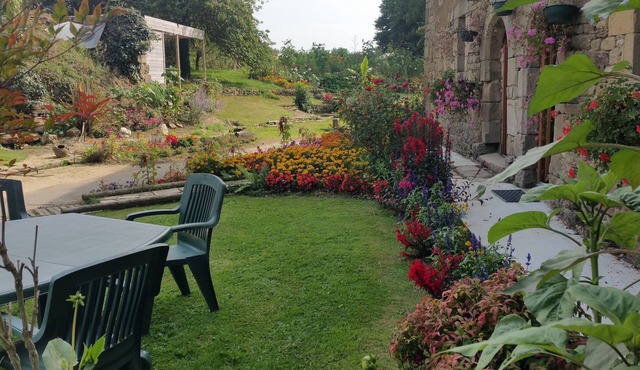 charming cottage in very old manor house from 1520, with WIFI