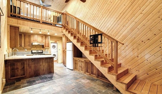 Charming cottage in welcoming Chico with WiFi, AC
