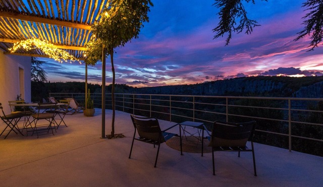 Charming cottage, jacuzzi, stunning 180° view on the Ardèche river
