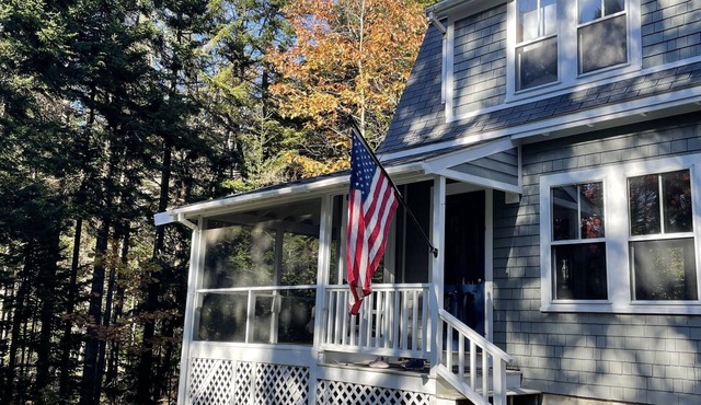 Charming Cottage just a short walk to Pemaquid Beach!