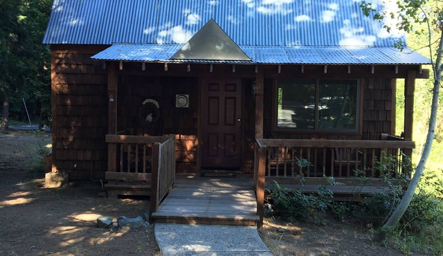 Charming Cottage Just Behind The Historic Dorrington Hotel!