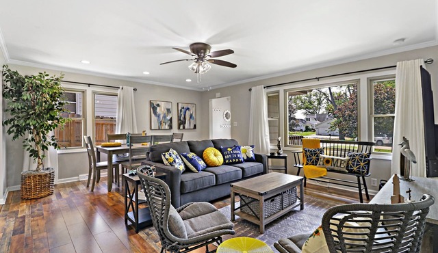 Charming Cottage - Lake access steps away ! 2 King beds/1 Queen Sleeper Sofa