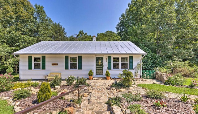 Charming Cottage Less Than 10 Mi to Wineries and Skiing!