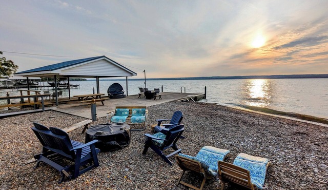 Charming Cottage LITERALLY on Lake -Pet Friendly with Guest Cottage