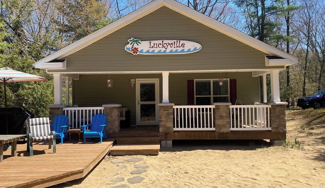 Charming Cottage Luckyville with access to Lake Michigan