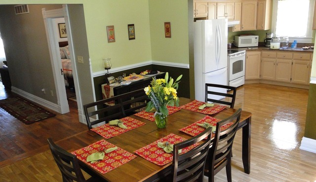 Charming Cottage-Modern Amenities-Quiet Downtown Neighborhood