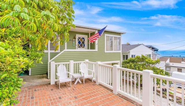 Charming cottage near beach with ocean views, patio, fireplace, washer/dryer