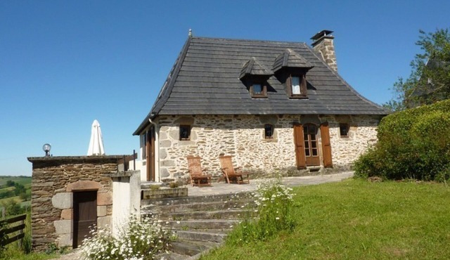 Charming Cottage near Lot Valley with Terrace, Fireplace, and Modern Amenities