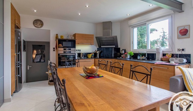 Charming Cottage near Historic Sites with Garden and Modern Amenities