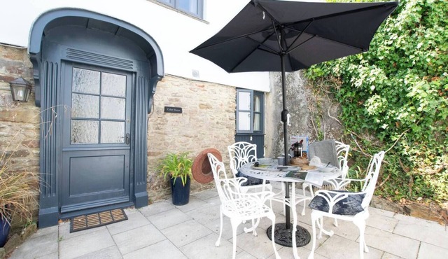 Charming Cottage near Dartmouth with Log Burner