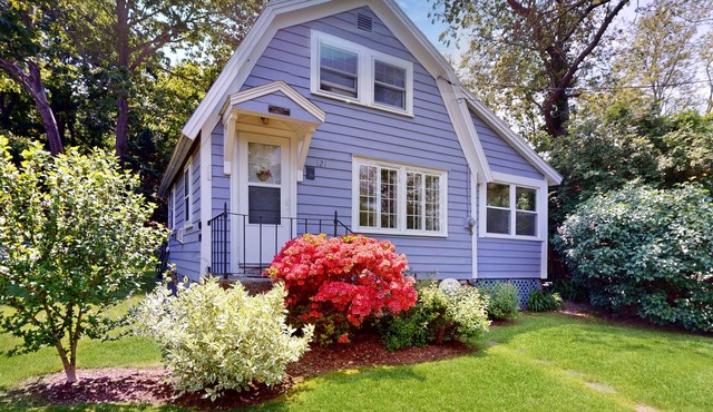 Charming cottage near the ocean w/beach access & near Gloucester