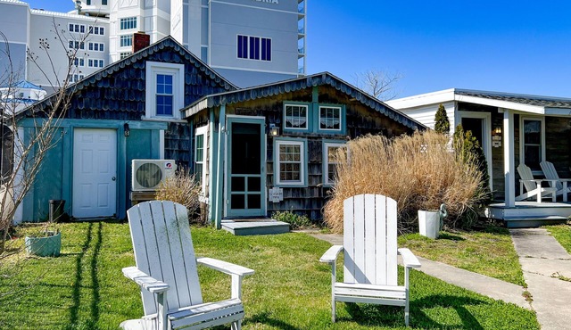 Charming cottage near the boardwalk & beach with AC, WiFi, kitchen