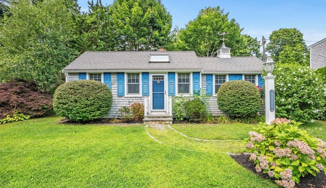 Charming cottage near Osterville Village and Dowses beach. RPMS094