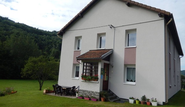 Charming Cottage Near Forest, Ski Resorts, and Lakes - Ideal for Families and Pets