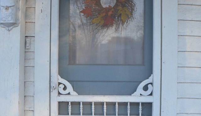 Charming Cottage near Lakes, Winery, Shopping and Museums