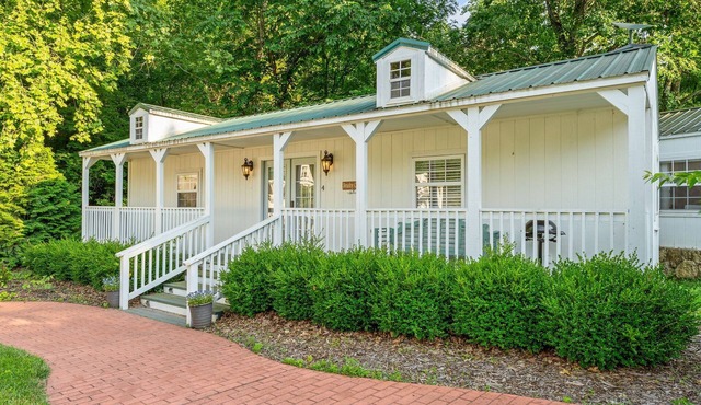 Charming Cottage Near Branson | Babbling Creek & Covered Porch