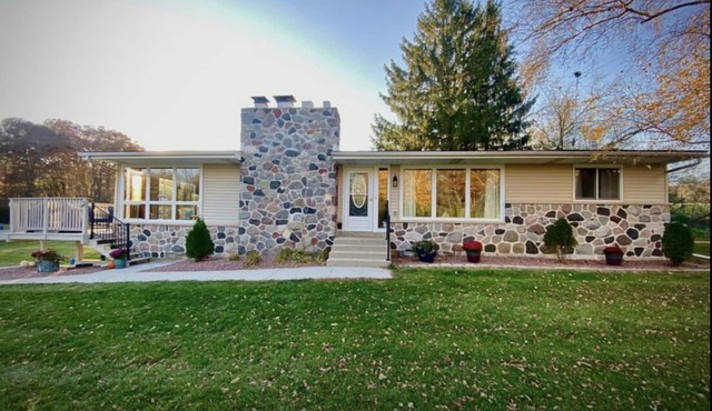 Charming cottage near Big Cedar Lake-Upper Level