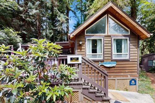 Charming cottage near Whaleshead Beach 4-person private hot tub deck & grill
