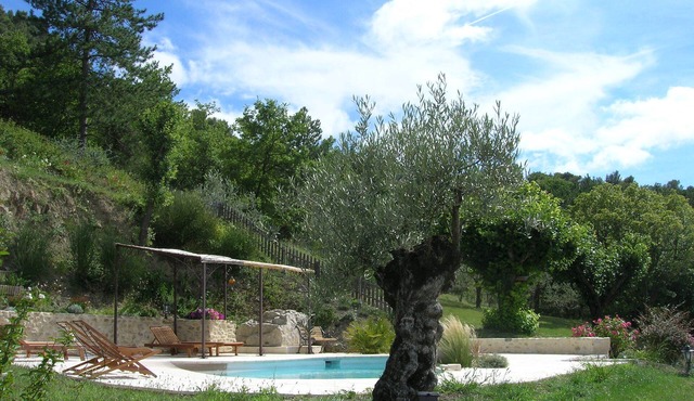 Charming cottage. Nice view of Nyons