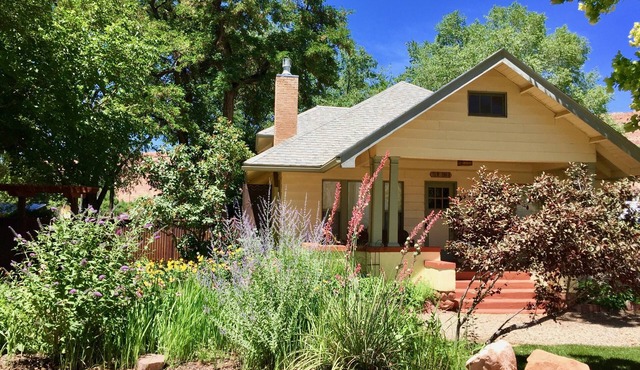 Charming cottage off Main Street. Cool summer gardens. Warm winter fireplace