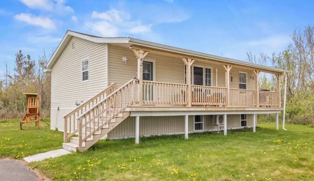 Charming cottage on quiet lane with private shoreline and views of Malpeque Bay