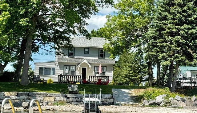 Charming cottage on Chaumont Bay, pet friendly, kayaks, dock, ICE FISHING