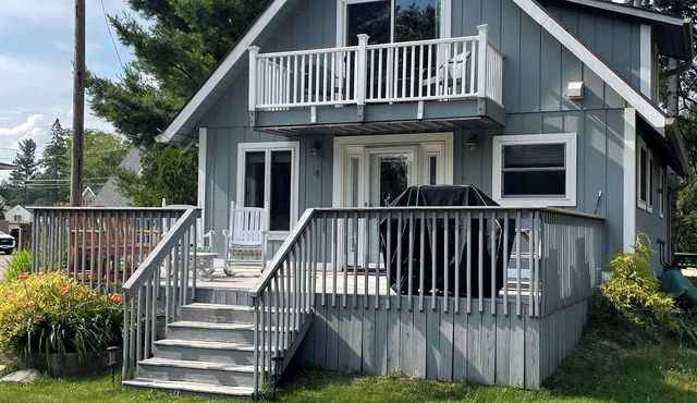 Charming cottage on Crooked Lake - the ideal retreat for families & friends!