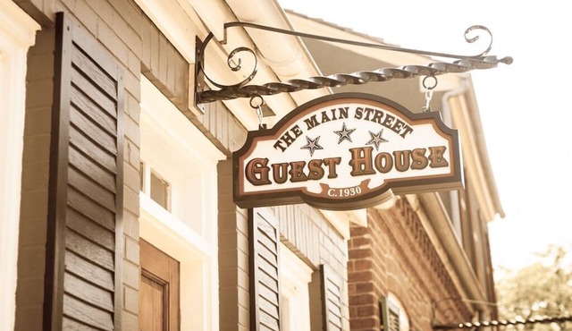 Charming Cottage on Main St. in Historic St. Charles! Jetted Tub, 2 Fireplaces!