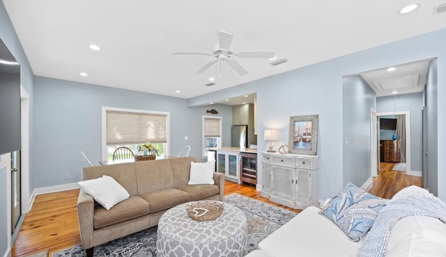 Charming Cottage on Mobile Bay! Enjoy the screened porch, Outdoor Grilling, Private pier, Bunk Beds, Sleeps 8