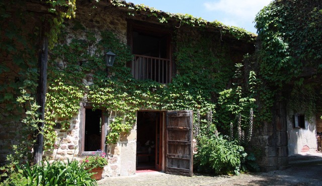 Charming cottage on Palacio de Hualle estate, minutes to beaches, near Comillas