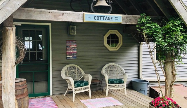 Charming cottage on quiet lake